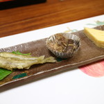 いなげ家 - お通し（ワカサギの天ぷら・まぐろの目の周りの肉の煮物・玉子焼）