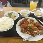 Chuuka Ryouri Fuku En - 酢豚定食。セットメニューにはありません。なのでシンプル。酸味は強め。パインは無し(^-^)