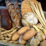 サグラドーロ - いろいろな種類の自家製パン