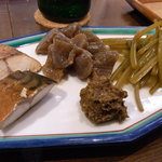 手打ちそば 菊谷 - 3点盛り（鯖の燻製、ピリ辛こんにゃく、わさびの茎、ふきみそ）