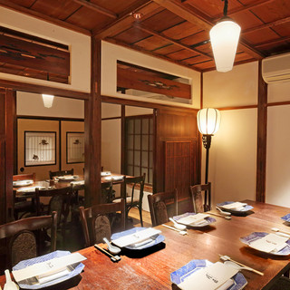 位於赤坂中部的一棟經過翻修的私人住宅中享用中餐