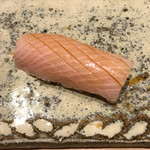 鮨処 有馬 - 道産鰤の握りエシャロット挟み