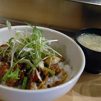 赤身焼肉 かるびあーの 新橋店 - 牛肉と彩り野菜の焼肉丼