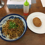 とらや - カレーうどん大とコロッケ 上はラー油
      カレーの辛いのとコロッケの甘いのがよく合います