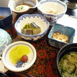 やまがや - 【朝食】旅館の朝食は塩辛いものが多いですが、こちらは出汁の利いたお料理が多く、旨味が楽しめました。特にお茄子の煮物がおいしかったです。