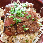 和風創作料理だいご - ステーキ丼アップ。お肉は柔らかくて食べやすく、タレもさっぱりとしておいしかったです。かなりコスパがいいです！