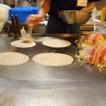 お好み焼 みっちゃん総本店 - 調理①