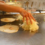 お好み焼 みっちゃん総本店 - 調理③