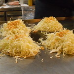 お好み焼 みっちゃん総本店 - 調理⑥