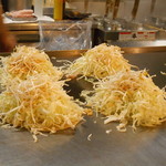 お好み焼 みっちゃん総本店 - 調理⑦