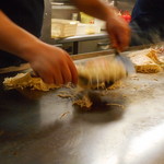 お好み焼 みっちゃん総本店 - 調理⑩