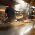 お好み焼 みっちゃん総本店 - 調理⑪