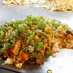 お好み焼 みっちゃん総本店 - そば肉玉子＋ネギかけカット