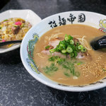 拉麺帝国 - 「半チャーハンセット」（860円）。