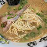拉麺帝国 - こってりなスープに細～い麺。なかなか個性的なラーメンです。