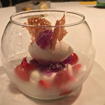 カーサ・デル・チーボ - ライチのミルクプリン バラのジェラートとジュレ添え