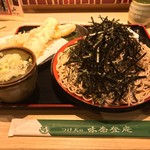 味奈登庵 - ザルソバビンボー！  
      ざるそば大盛り＋穴子天ぷら＋いか天ぷら！