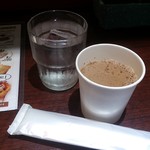 ムガルカフェ - ・チャイはサービス、ちょっと良い紙オシボリ