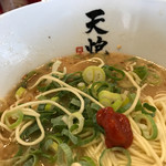 天炮拉麺 - 辛子ニンニク入れて食う