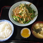 キッチンあべ - ニラ炒め（小ライス，みそ汁，漬物）