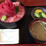 まるよ - 鉄華丼全景、味噌汁はわかめ汁