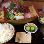 まるよ - 刺身定食全景、味噌汁はわかめ汁