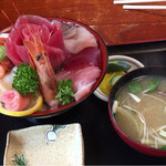 まるよ - 海鮮丼全景、味噌汁はあさり汁