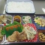 福山まるたま - まるたま弁当 税込410円　鶏のレモンペッパー焼きと三色丼(2017.09.11)