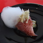 プレゼンテ スギ - イカと昆布の旨みを吸わせた金目鯛　出汁を吸わせた茄子　レモンのエスプーマ　路地物のミョウガ