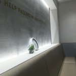 ICHIMAN - モダンな白い店内、オサレ