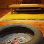 だがし屋 - 冬は火鉢を出してます。