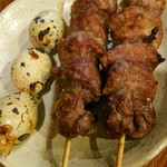 幸大 蒔田店 - ウズラは殻ごと！絶品の食感！カシラとの比較にもご利用下さい。カシラの大きさがお分かり頂けると思います。