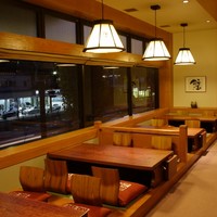 かに道楽 - 人気の窓側の掘りごたつ式のお席