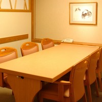 かに道楽 - 椅子席の個室と掘りごたつ式の個室があります