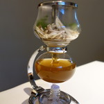 サイフォンで仕上げる松茸のコンソメ