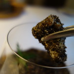 松茸を掘り出す