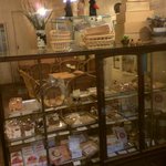 まぃまぃ堂 - 落ち着いた木枠のショーケース