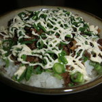 かすうどん18団 - 甘辛く煮込んだ牛肉を煮込んだ汁とともにごはんにのせてます！濃厚でおいしいですよ★