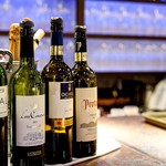 h SPAIN CLUB CHIGASAKI - お料理はもちろん、ワインにも徹底的にこだわっています。ブドウの作付面積世界最大級を誇るワイン王国スペイン。当店では、現地の生産者から直接お取り寄せした本場のスペインワインを豊富に取り揃えています。テンプラ二ーリョ、ガルナッチャ、アルバリーニョ、ヴォルデホなど、いずれもスペインが世界に誇るブドウの品種を使用したものばかり。ブドウの品種やワインの特性に合わせたグラスをご用意いたします。
