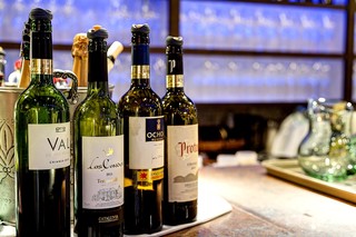 SPAIN CLUB CHIGASAKI - お料理はもちろん、ワインにも徹底的にこだわっています。ブドウの作付面積世界最大級を誇るワイン王国スペイン。当店では、現地の生産者から直接お取り寄せした本場のスペインワインを豊富に取り揃えています。テンプラ二ーリョ、ガルナッチャ、アルバリーニョ、ヴォルデホなど、いずれもスペインが世界に誇るブドウの品種を使用したものばかり。ブドウの品種やワインの特性に合わせたグラスをご用意いたします。