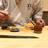 寿司割烹 魚紋 - 醤油をたらり