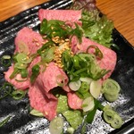 チョイス - タン刺し(1380円)黒毛和牛の黒タンを使っています。