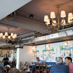 Bistro East  - 店内はおひとりさまでも入りやすい。