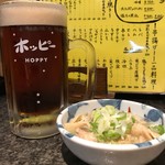 串焼ホルモンほうちゃん - とりあえず、黒ホッピー氷なしと、塩もつ煮込み(小)