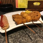 串焼ホルモンほうちゃん - 串揚げアラカルトで、左から、ウインナー串カツ、うずら、レンコン。