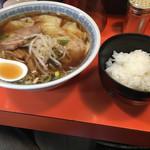八京 - ワンタン麺（700円）とライス（50円）
