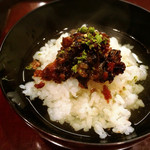 滋味 康月 - お茶を注ぎ…