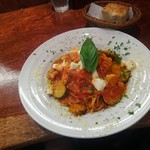 トラットリア イル レガーロ - 鶏もも肉と茄子・モッツァレラチーズのトマトソーススパゲッティ