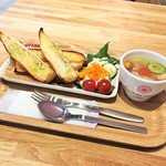 アリソンハウス カフェあざみ野 - 豚肉と夏野菜のスープ、バケットとサラダプレート