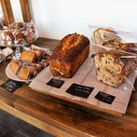 おおば製パン - パン棚